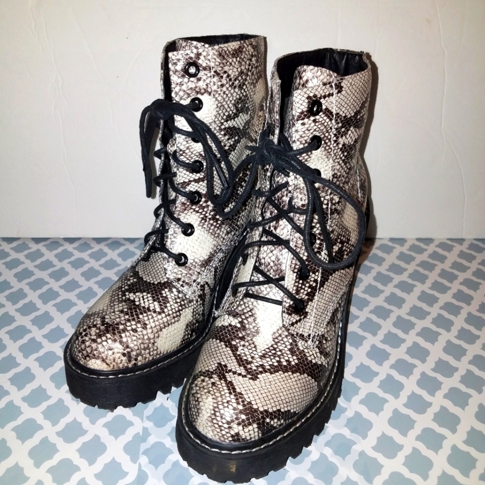 Madden Girl Platform Archiee Boots 8.5 NWOT